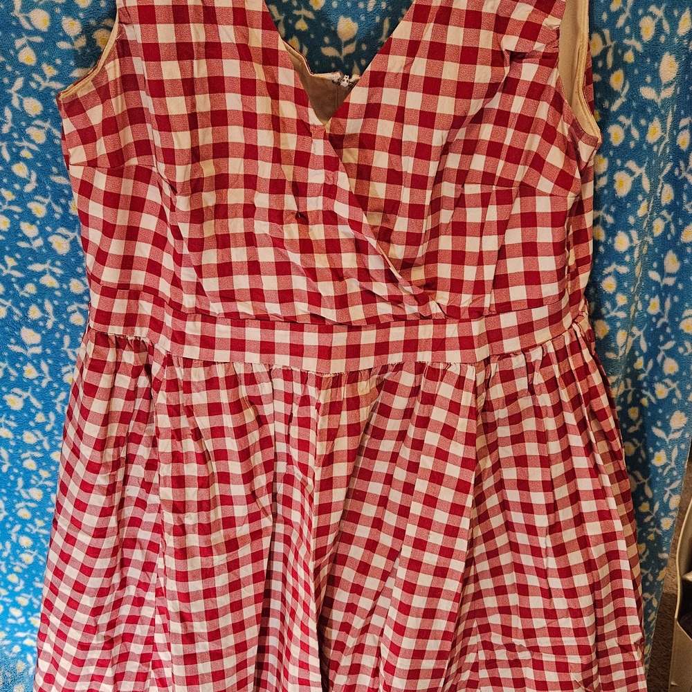 Retro Chic Red and White Sleeveless Midi Sundress